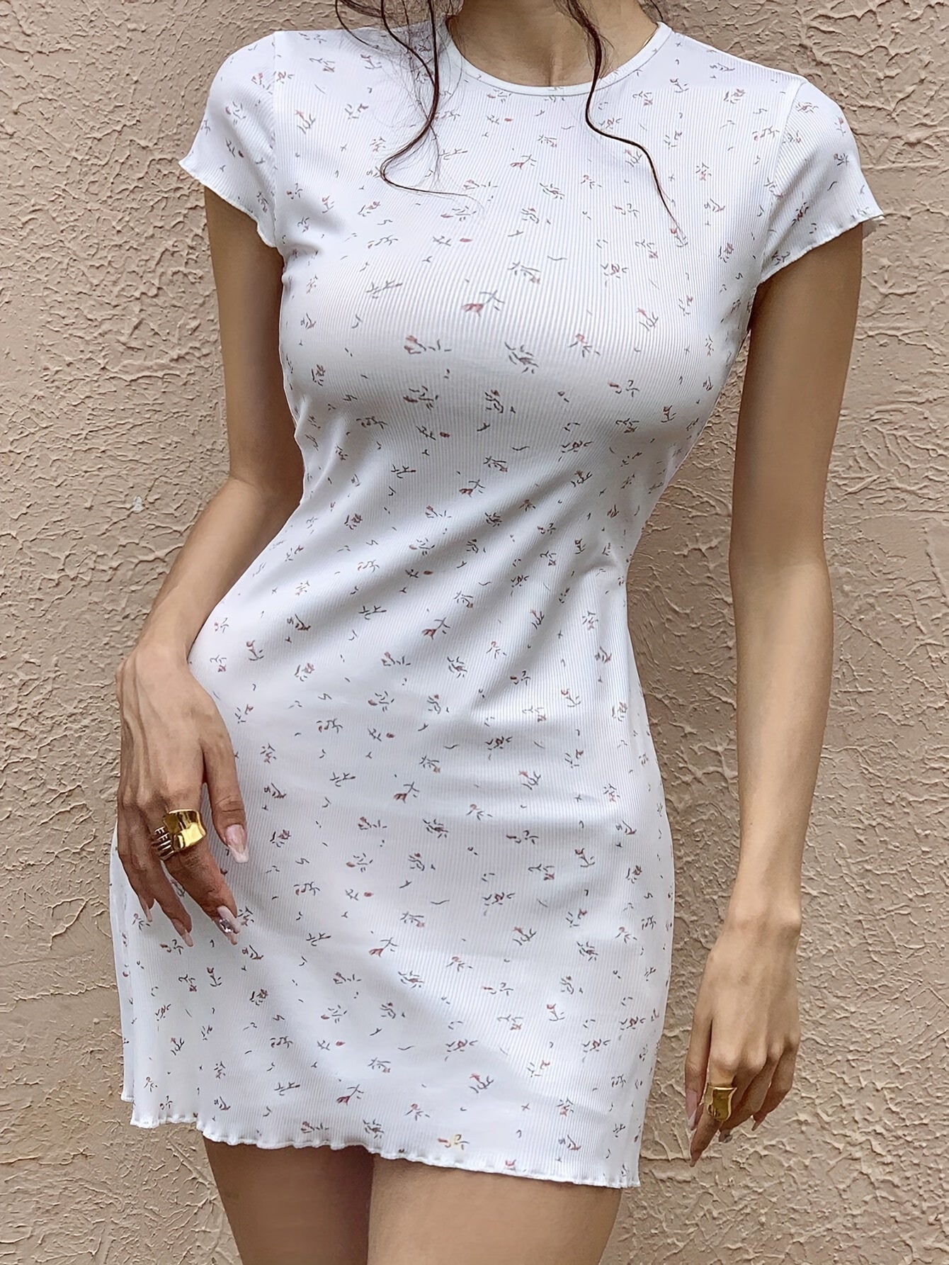 Miniabito a maniche corte con stampa floreale - scollo rotondo, finiture in lattuga, abito estivo aderente alla figura, leggero e arioso