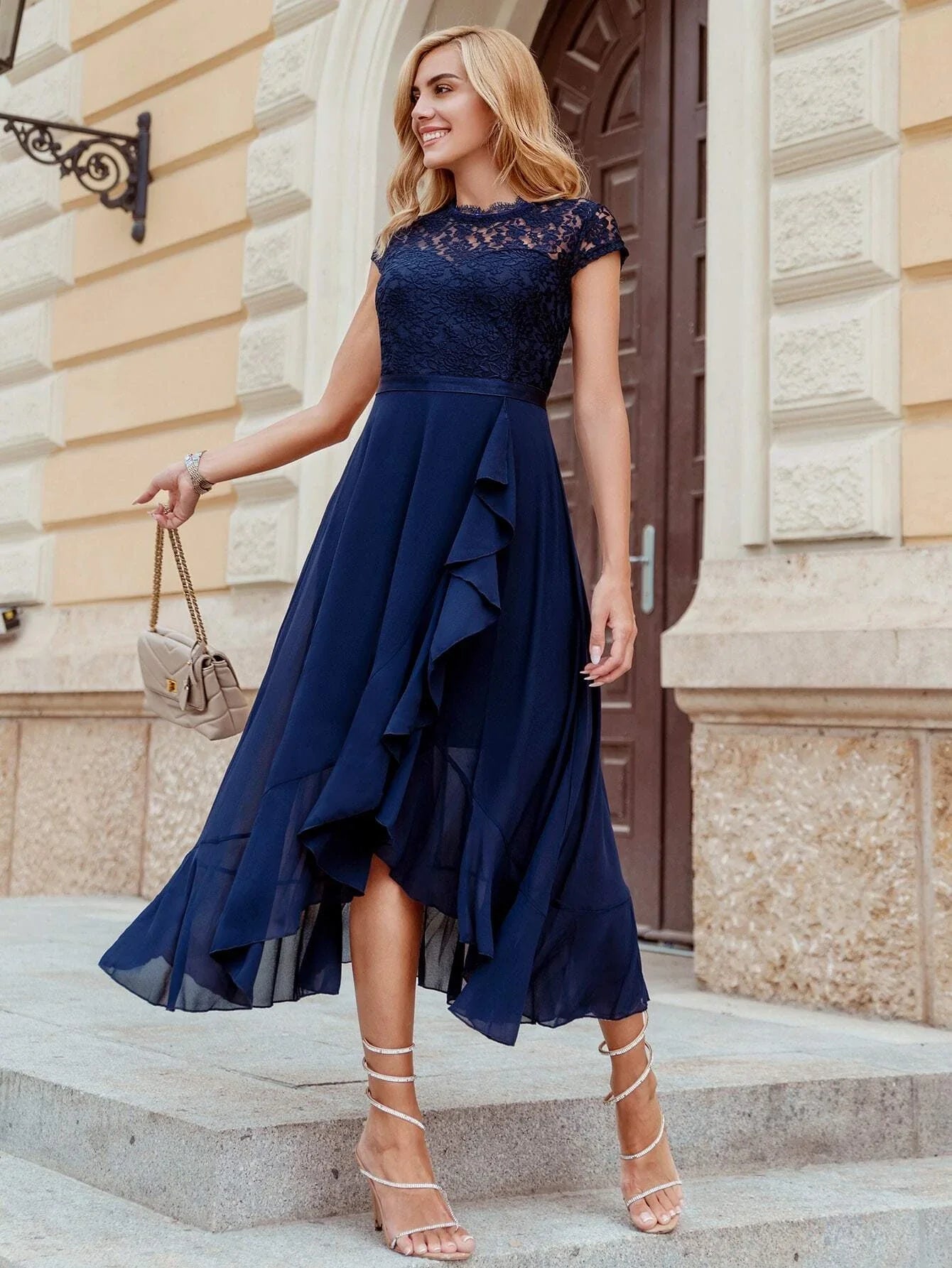 Abito con orlo a balza e look avvolgente in pizzo a contrasto