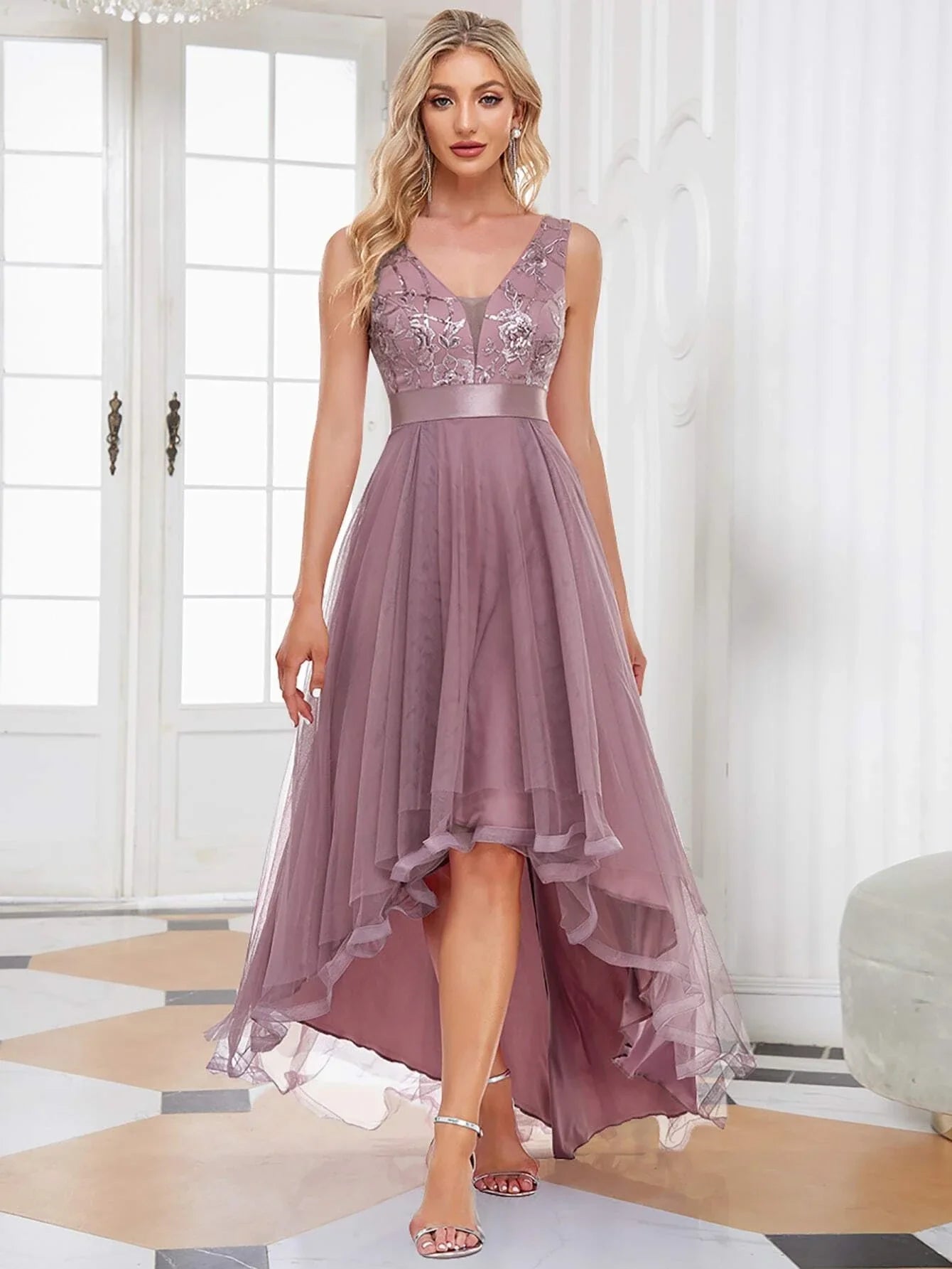 Abito con ricamo floreale e orlo a rete a strati