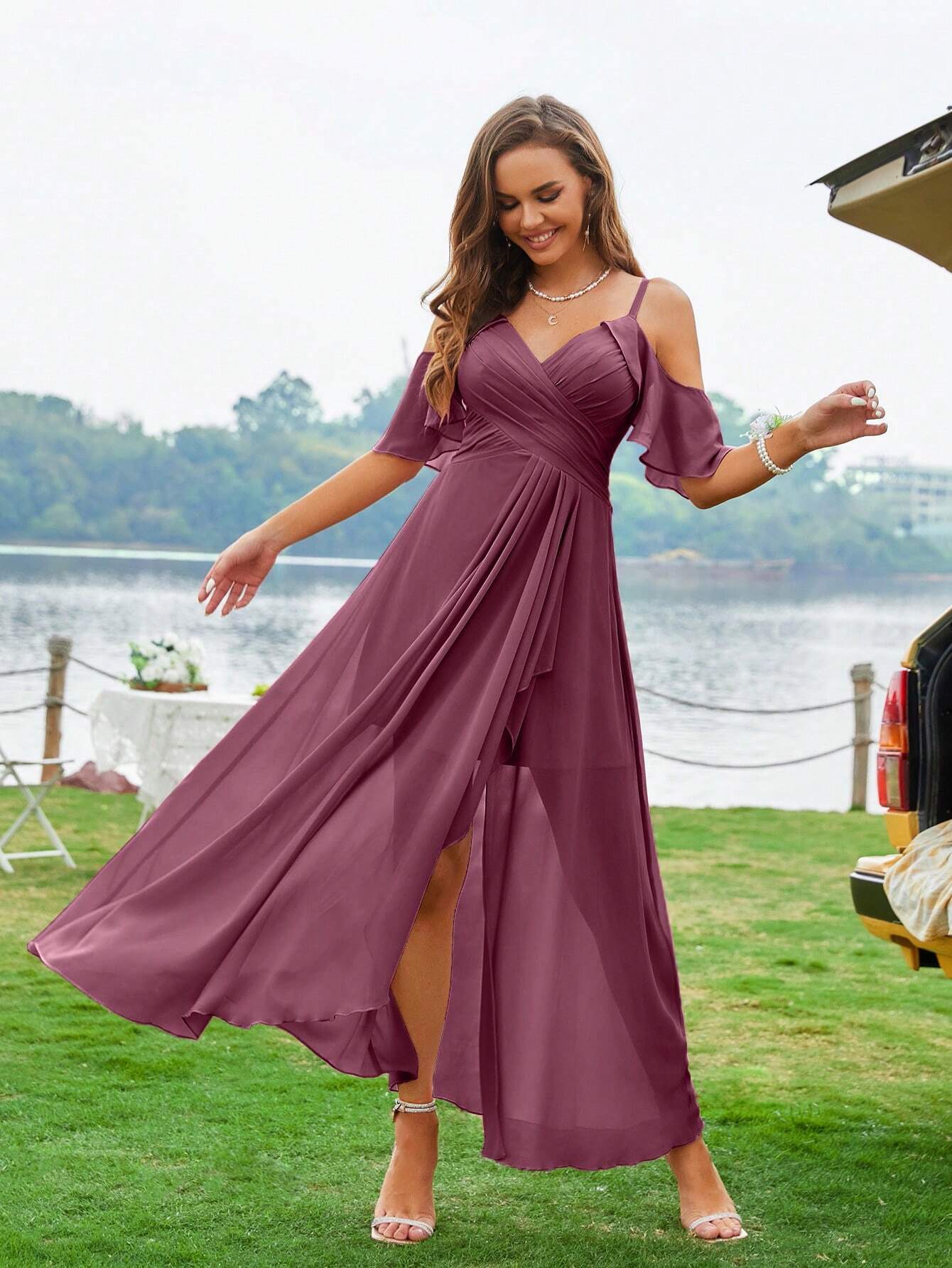 Abito in chiffon con volant a spalle scoperte