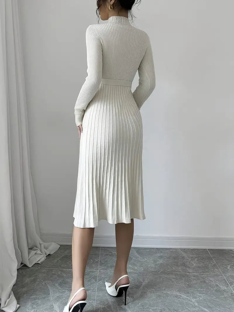 Abito in maglia di viscosa con collo alto e cintura di sicurezza