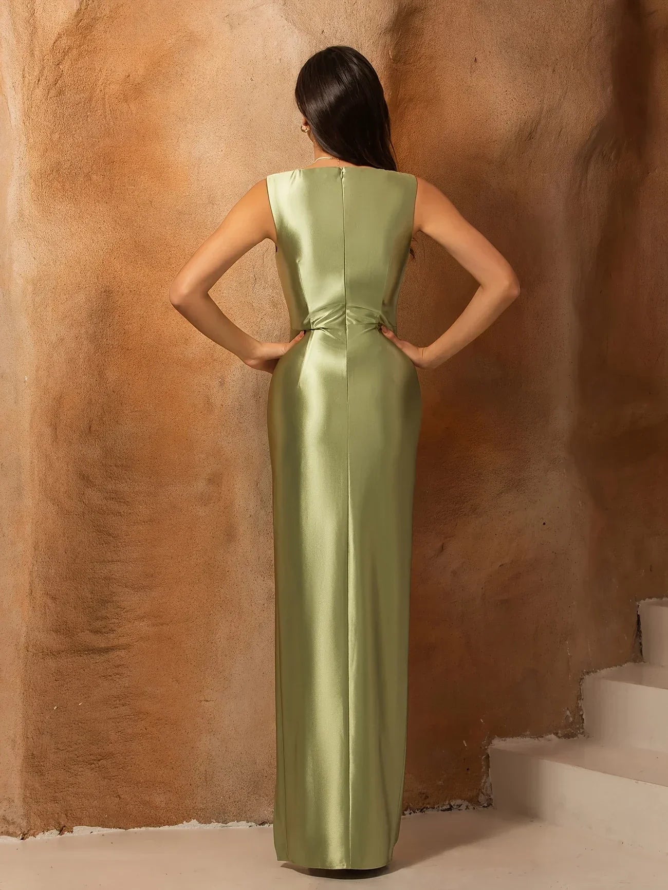 Abito da sera in raso - Maxi abito senza maniche a vita alta con pieghe, perfetto per le vacanze.