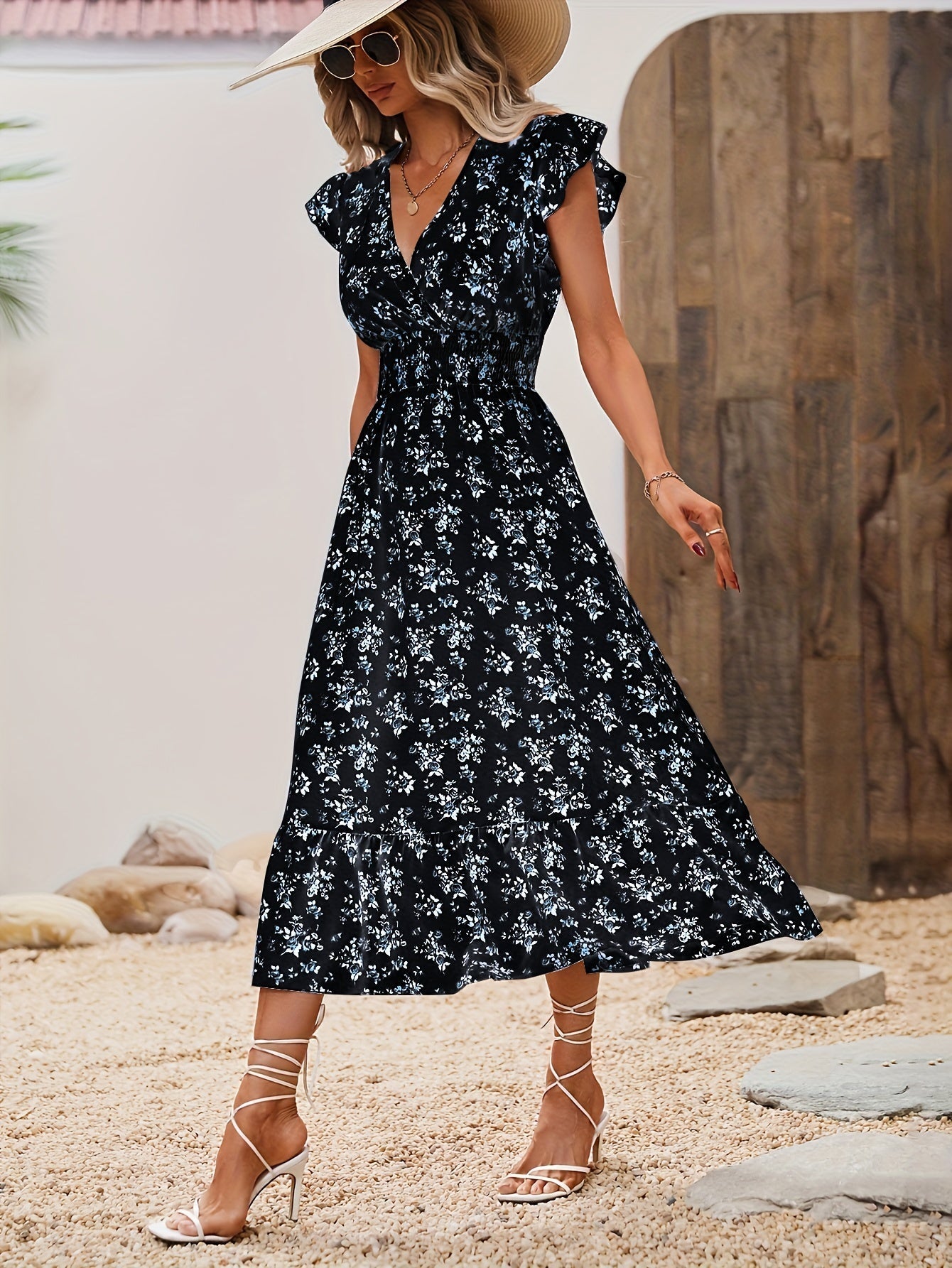 Maxi abito floreale da donna con eleganti fronzoli, look avvolgente estate