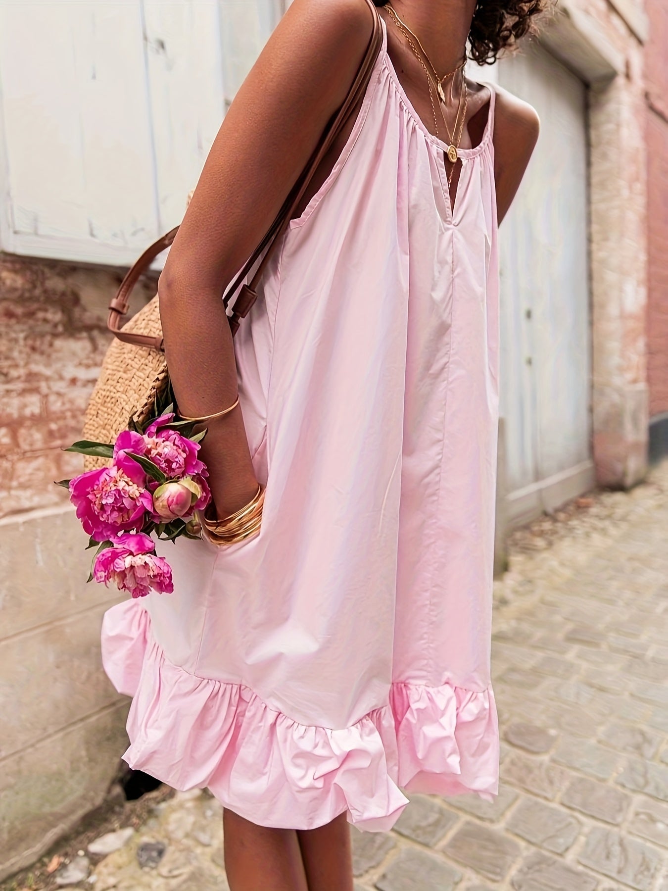 Abito estivo con cinturino sottile in poliestere rosa arioso e alla moda