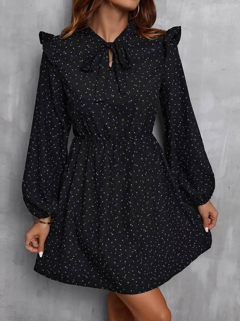 Abito a maniche lunghe con scollo a cravatta e stampa floreale senza tempo