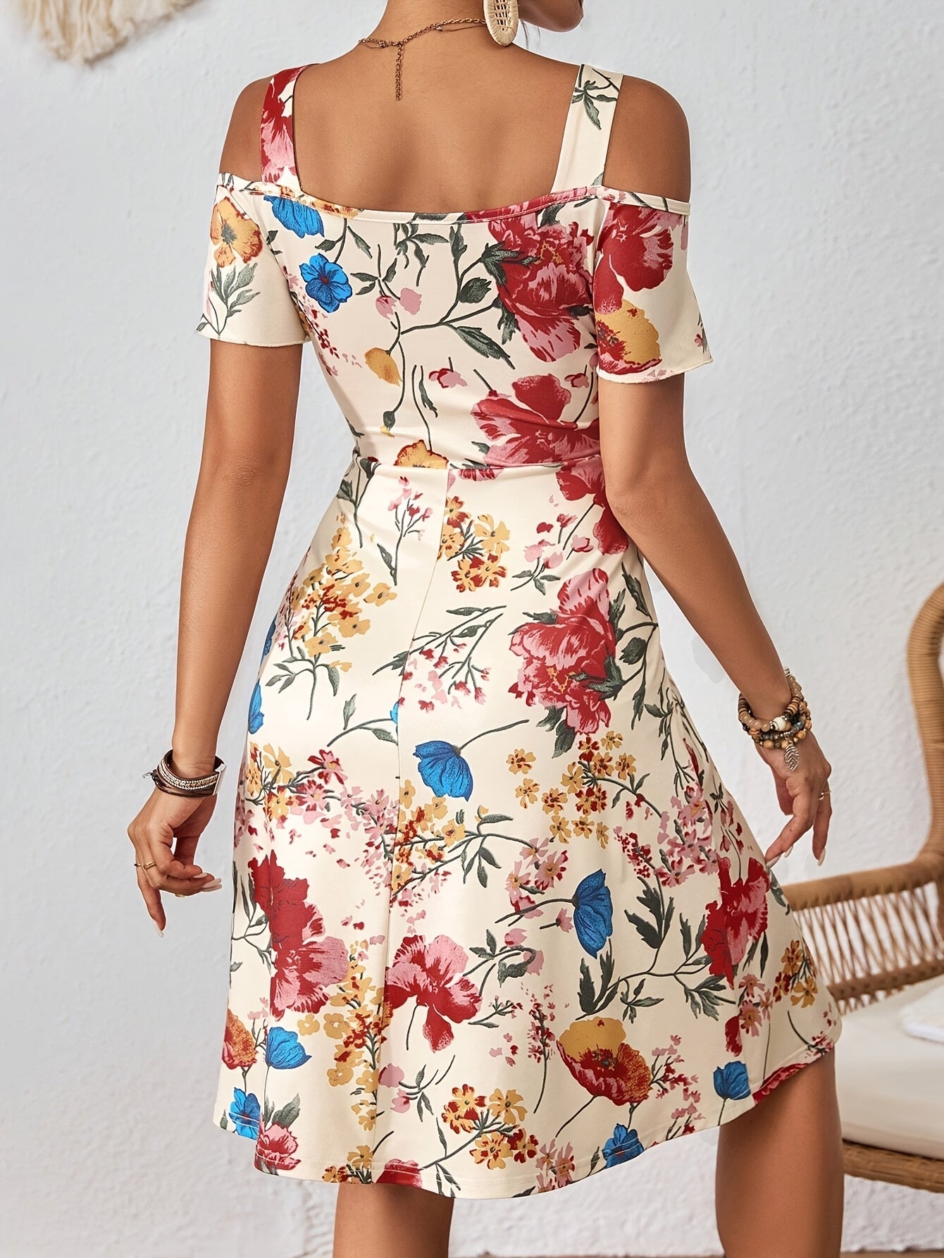 Abito senza spalline, fantasia floreale, design colorato