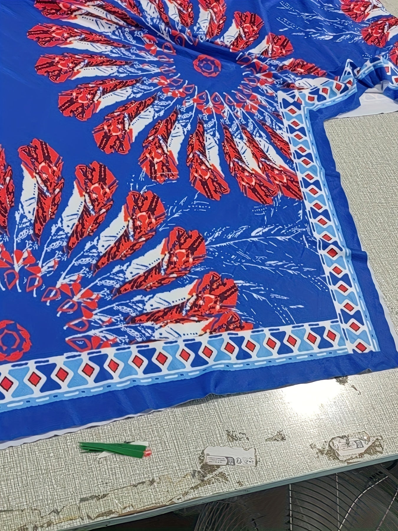 Abito da spiaggia con scollo a V e spalline, con stampe e orlo asimmetrico