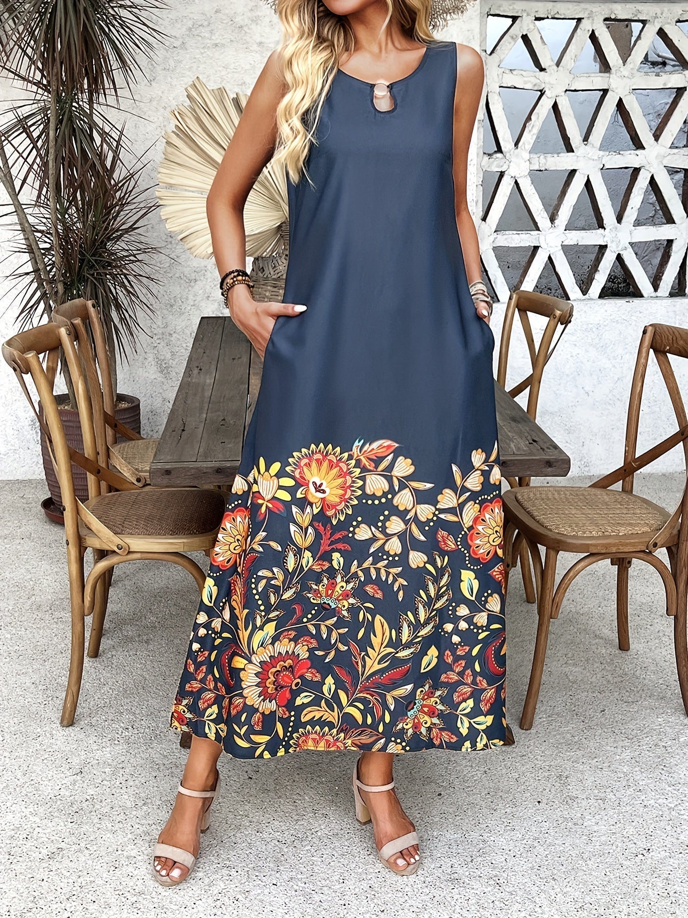 Maxi abito blu con motivo floreale Abito estivo senza maniche Look casual retrò