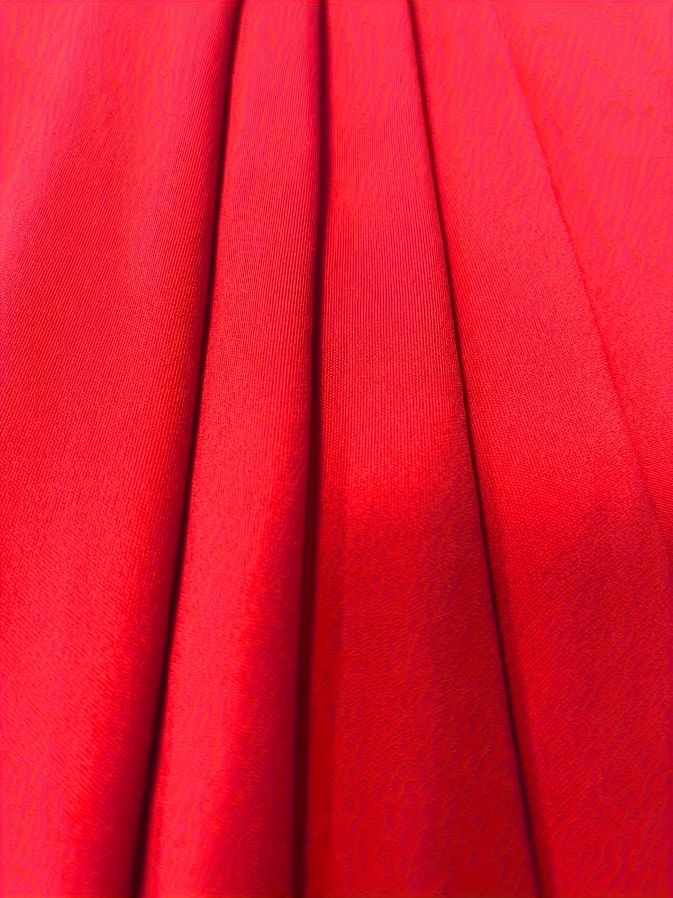 Elegante abito estivo midi da donna con scollo a V e orlo a balze senza maniche