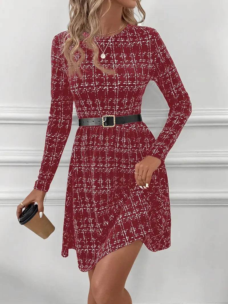 Abito a quadri con scollo rotondo e orlo svasato alla moda