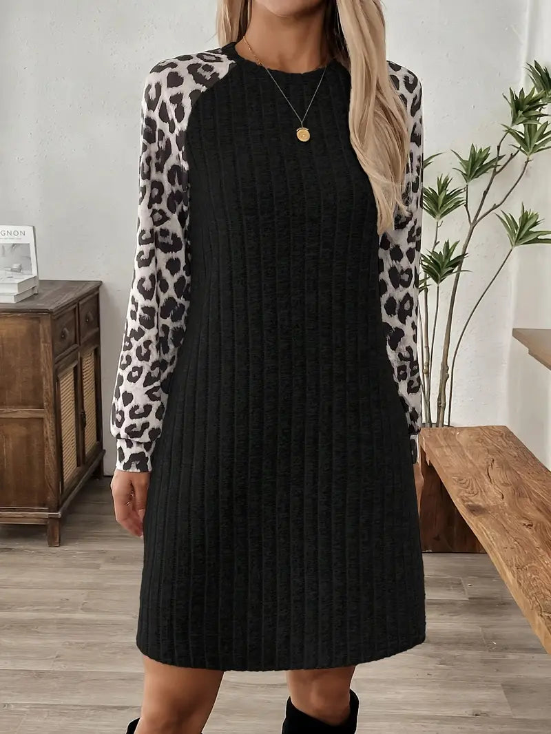 abito stagionale glam elegante con scollo rotondo e motivo leopardato in linea