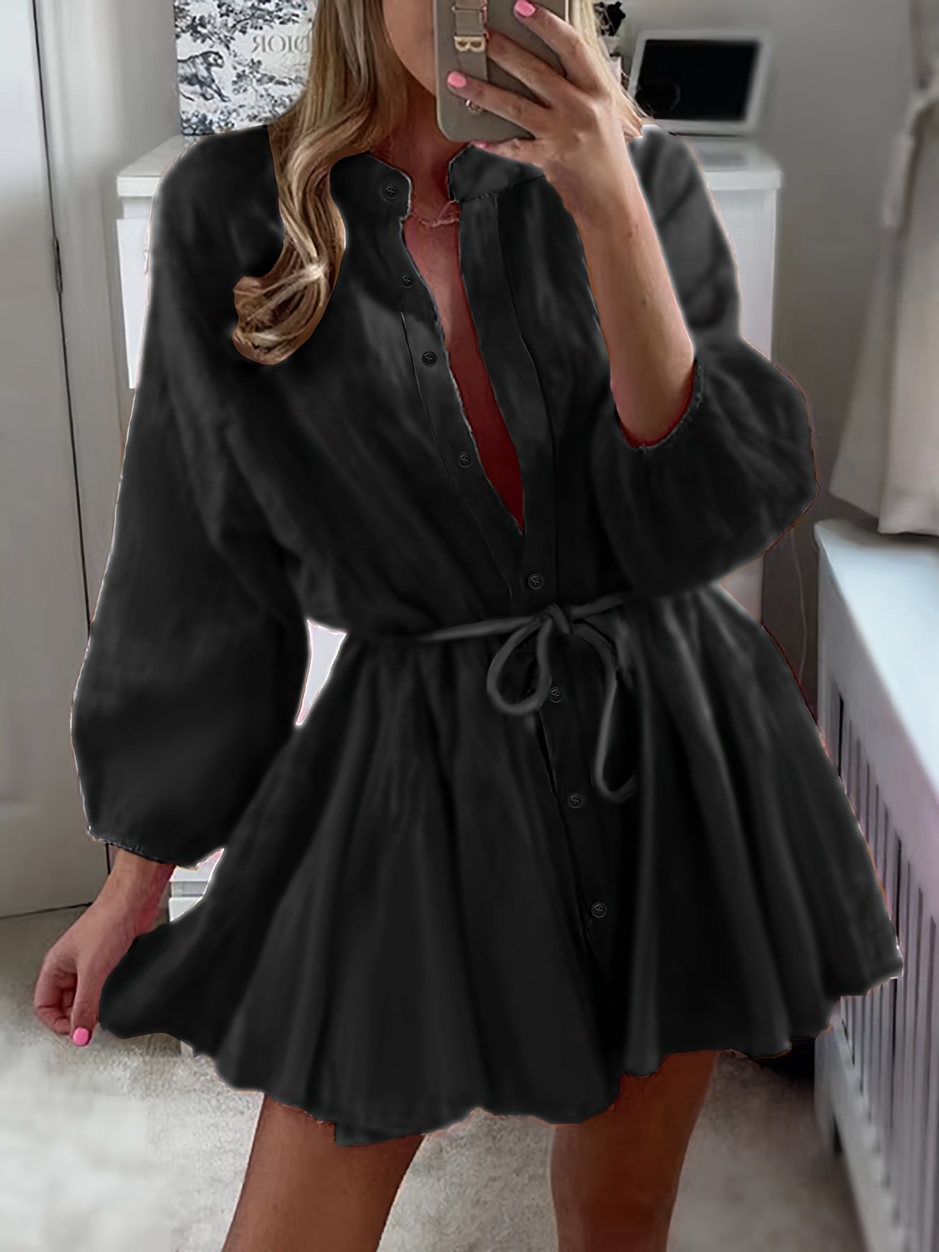 Femminile ed elegante - Abito rosa a maniche lunghe con volant, abbottonatura e taglio arioso