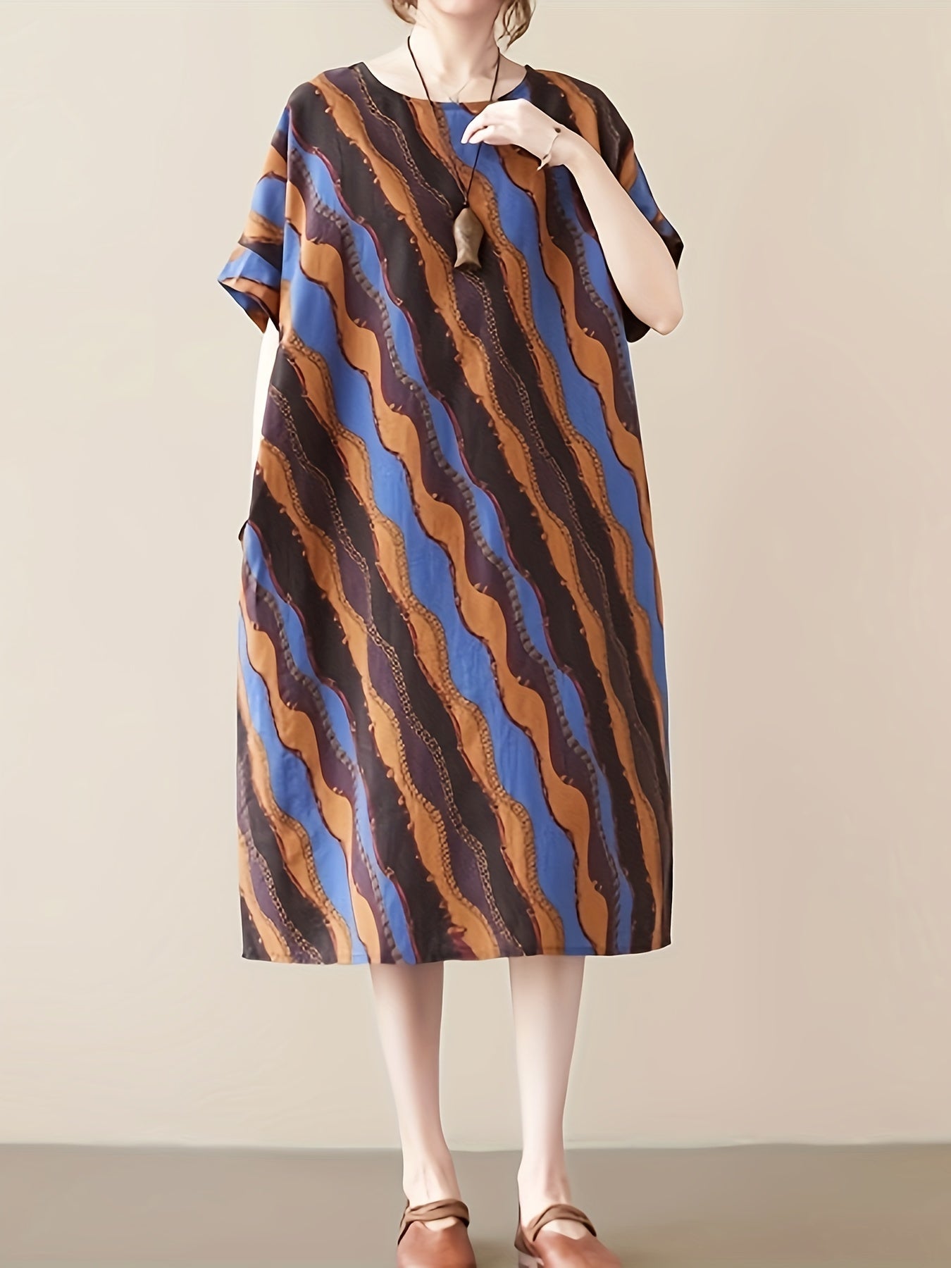 Abito in lino da donna - Motivo geometrico, Scollo rotondo, Maniche corte e tasche, Aereo e confortevole