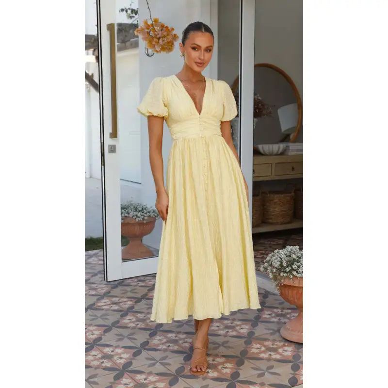 Abito monocolore con jacquard intrecciato, finiture in pizzo e cintura con frange