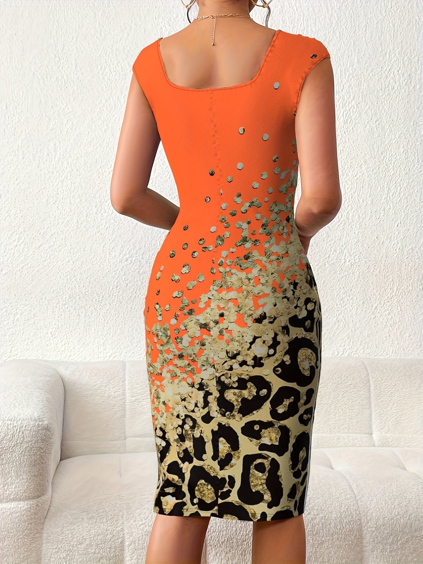 Abito lungo e aderente in corallo con pantera e fiori