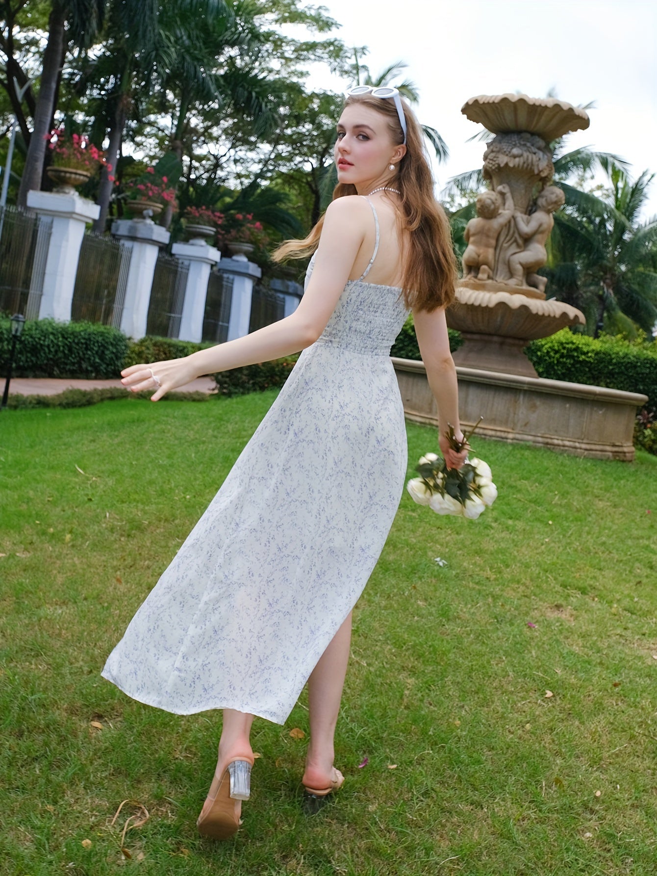 Elegante abito a spaghetti con stampa all-over - Spacco, senza schienale