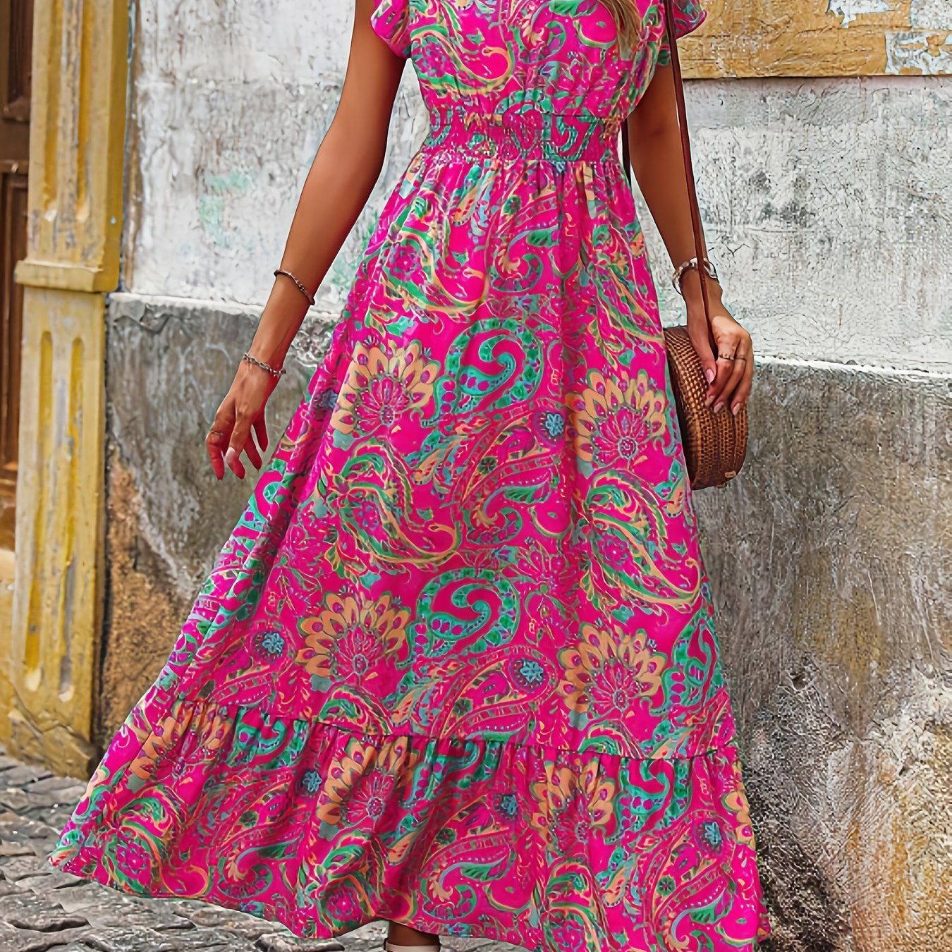 Abito midi rosa da donna con scollo a V e motivo paisley