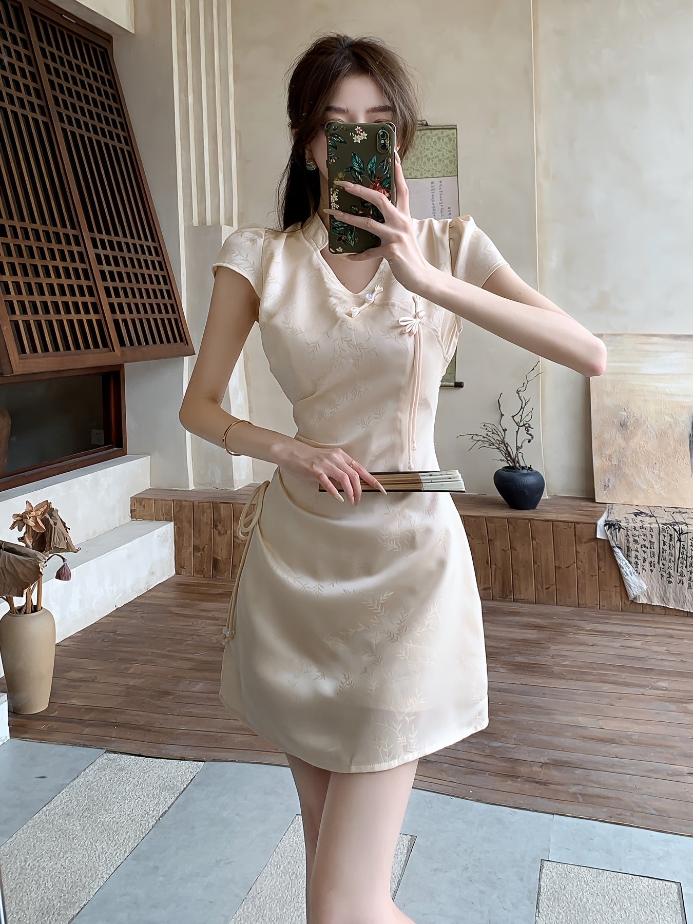 Elegante abito estivo in raso - Beige, scollo a V, maniche corte, coulisse in vita, linea ad A