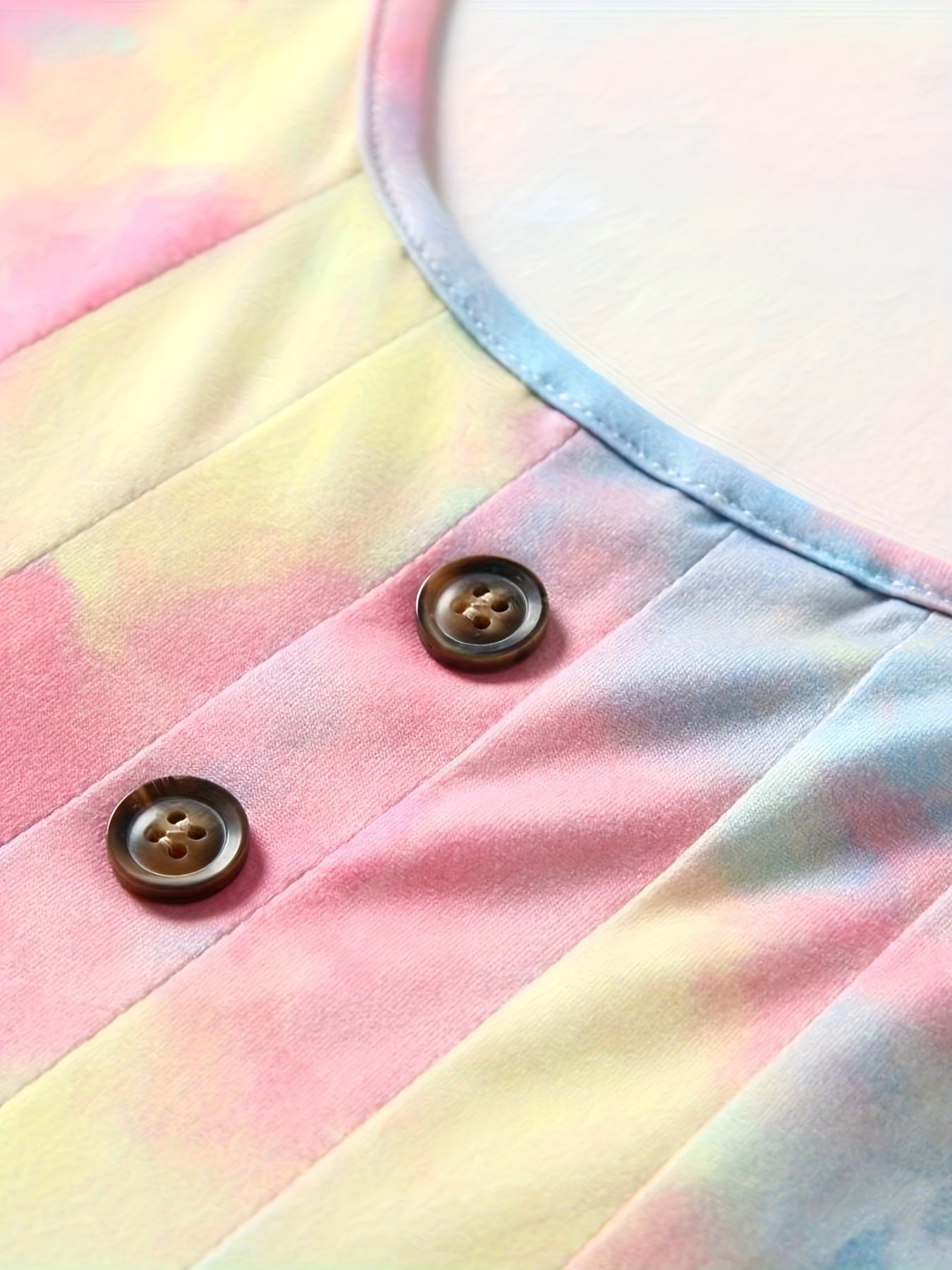 Elegante abito a pieghe senza maniche in stile floreale per l'estate