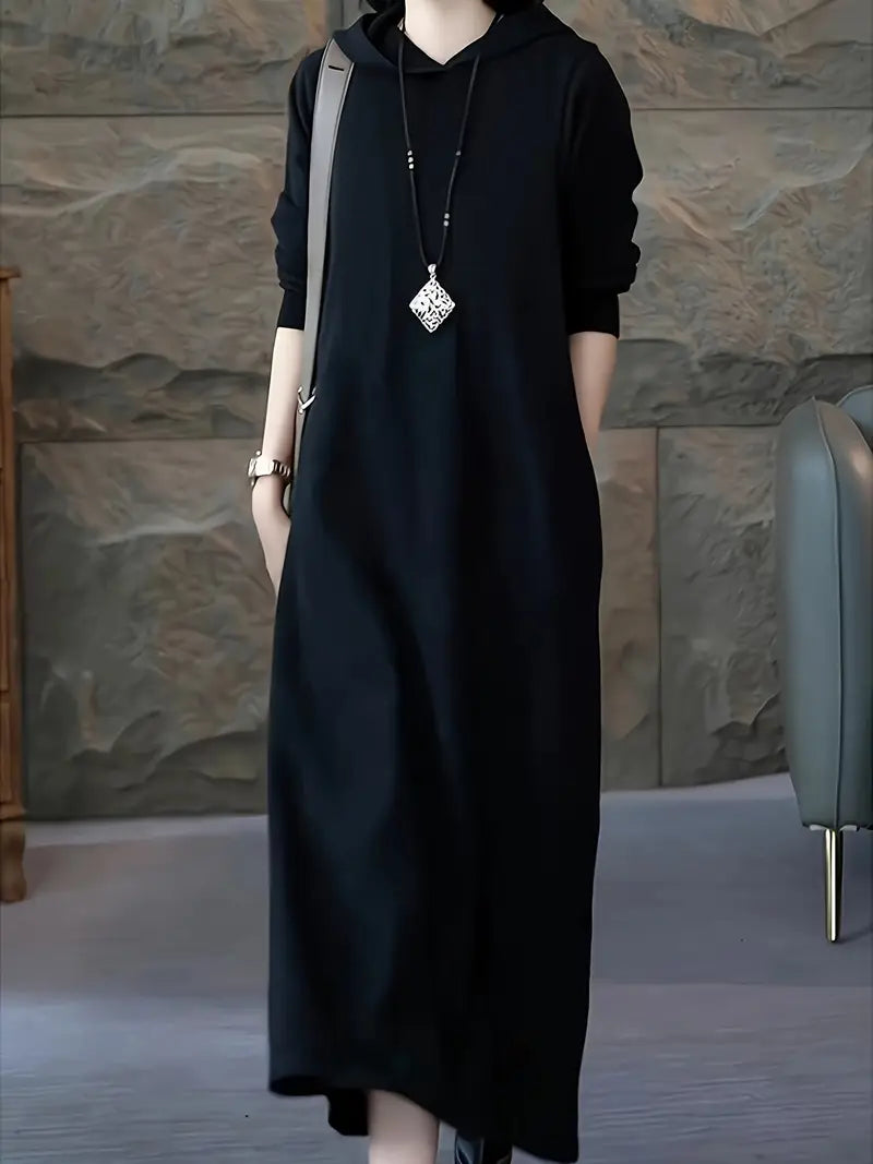 Elegante abito da donna in maglia con cappuccio - slim-fit, versatile ed elegante