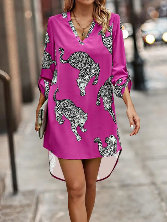 Abito elegante da donna con stampa animalier, scollatura a V