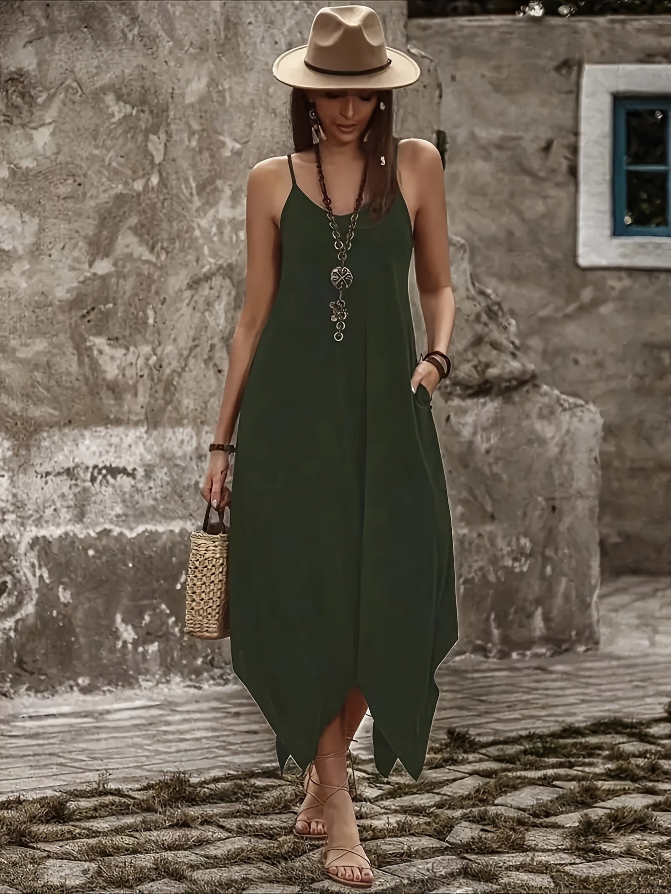 Abito con orlo asimmetrico e cinturino per gli spaghetti, casual e senza maniche