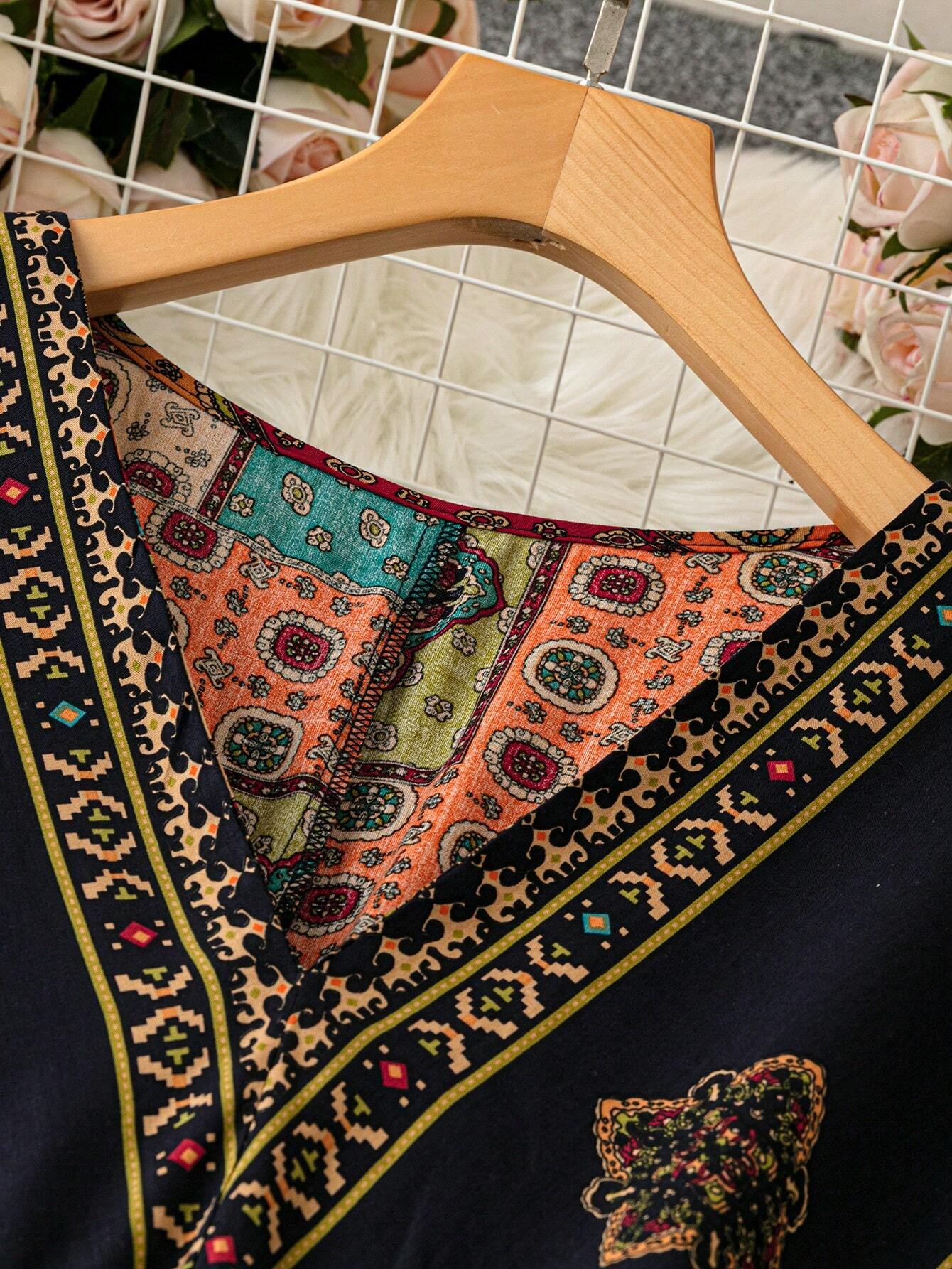 Classico abito patchwork bohémien con scollo a V