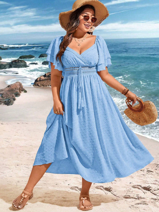 Abito monocolore con jacquard intrecciato, finiture in pizzo e cintura con frange