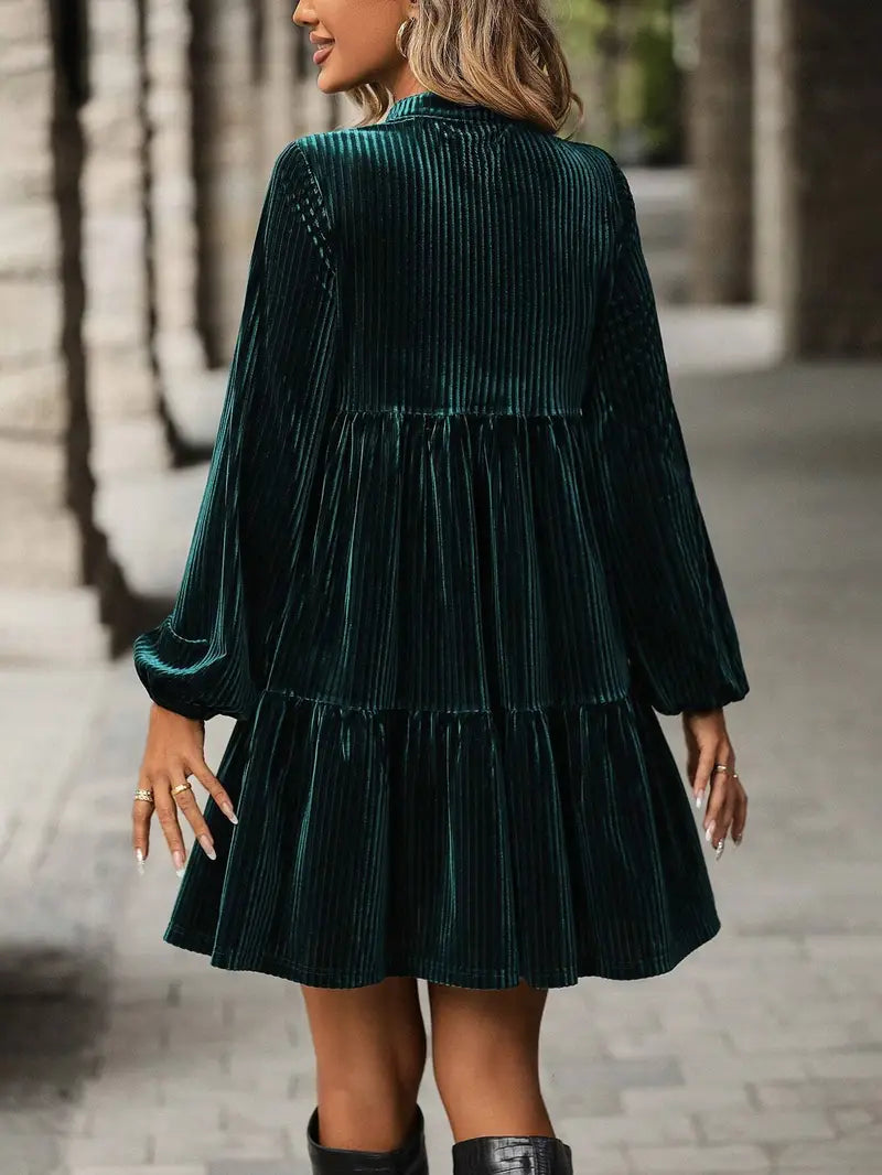 Abito moderno e femminile con orlo arricciato e maniche a lanterna con abbottonatura