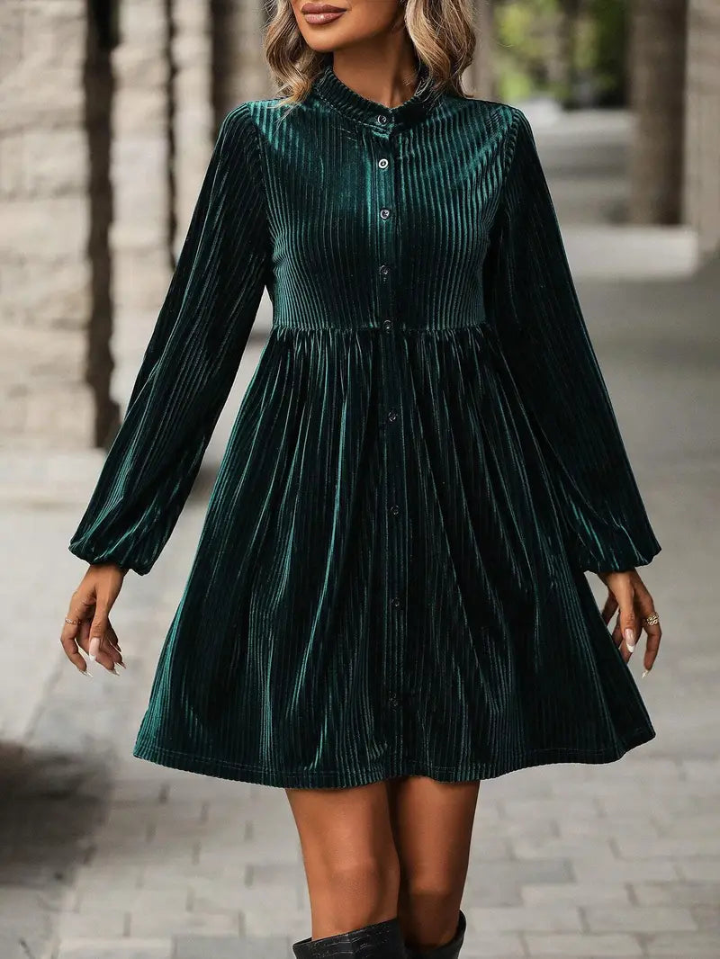 Abito moderno e femminile con orlo arricciato e maniche a lanterna con abbottonatura