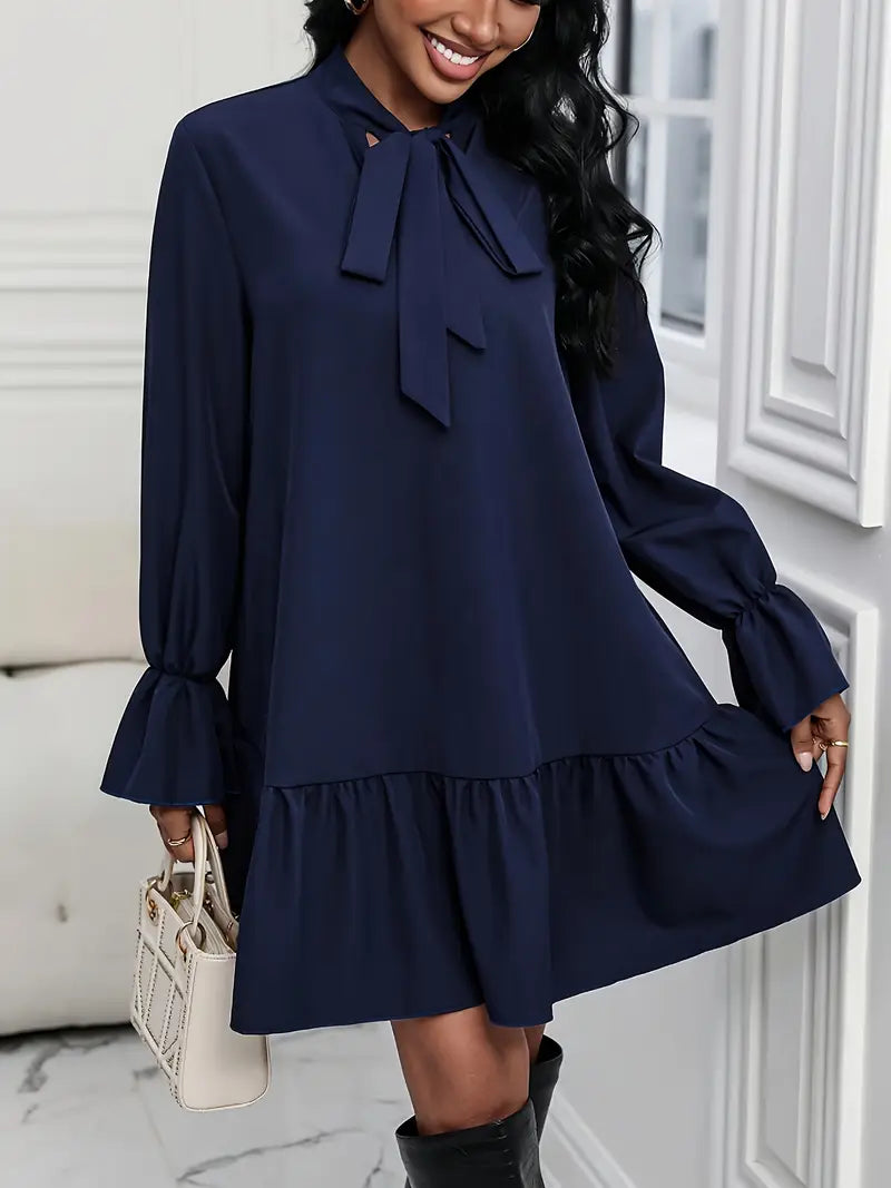 Sofisticato abito a maniche lunghe con scollatura a fiocco e balze