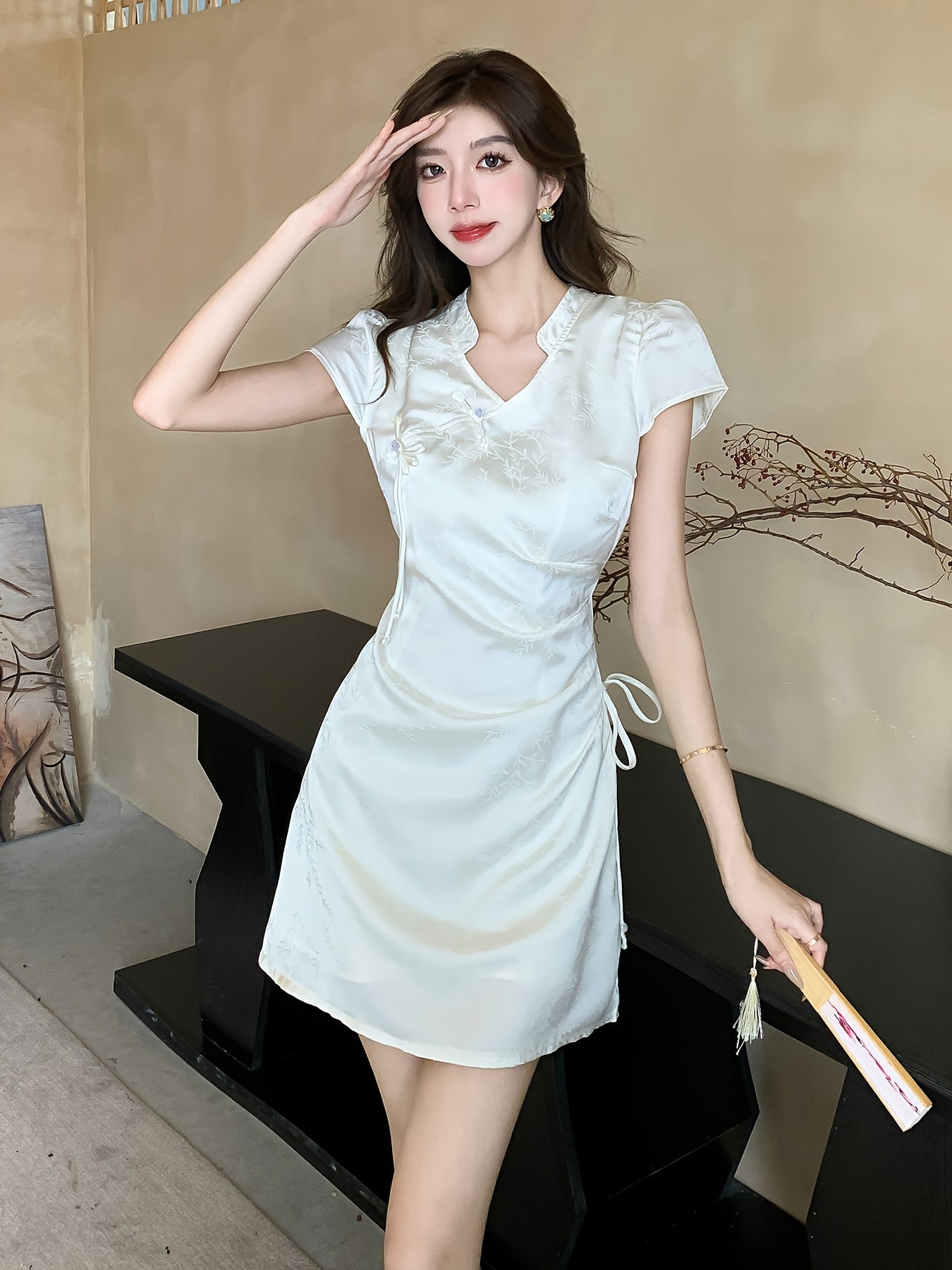 Elegante abito estivo in raso - Beige, scollo a V, maniche corte, coulisse in vita, linea ad A