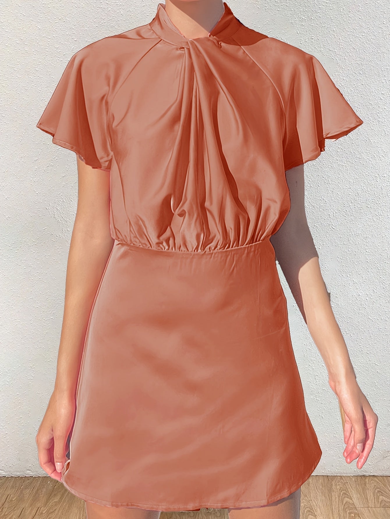 Elegante abito da donna in raso di poliestere con pinces sul davanti, maniche a volant e collo alto