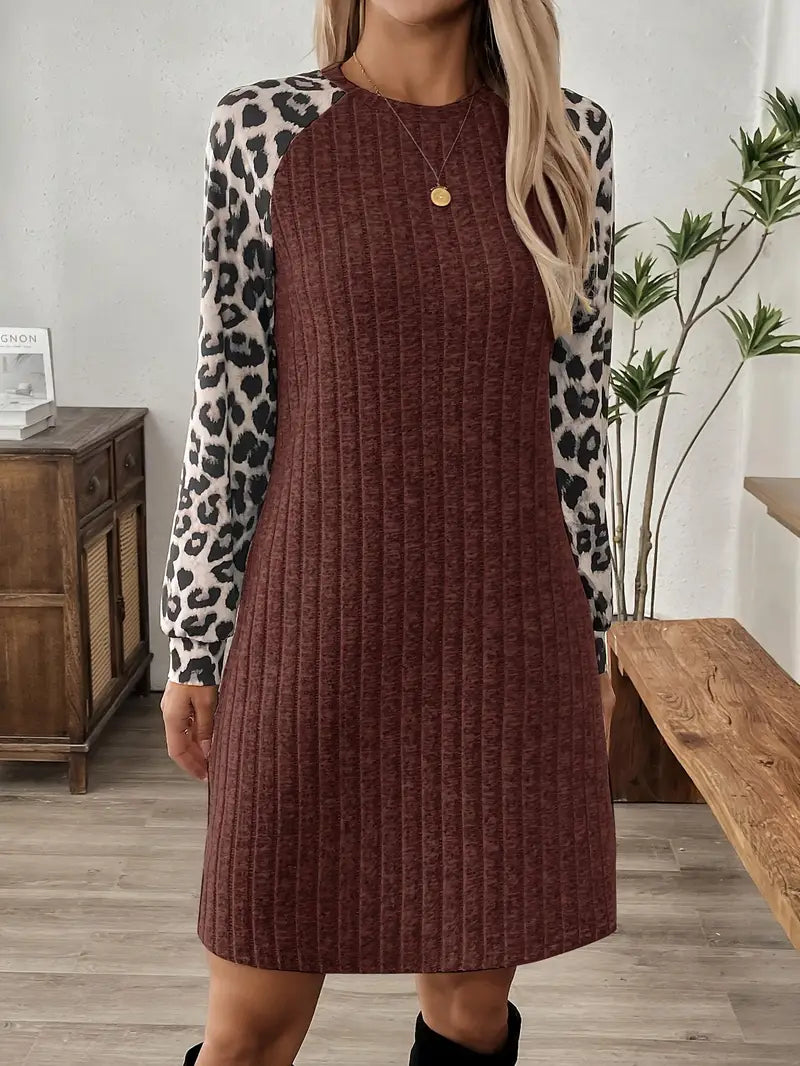 abito stagionale glam elegante con scollo rotondo e motivo leopardato in linea