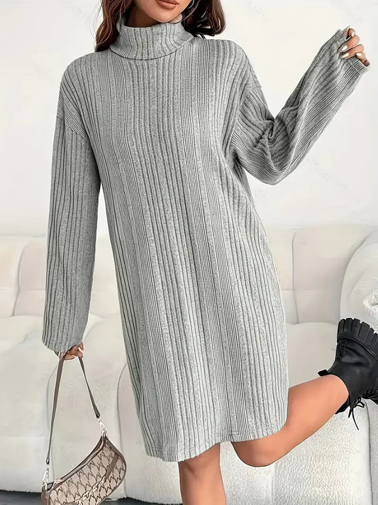 Elegante abito a collo alto con spalle cadenti