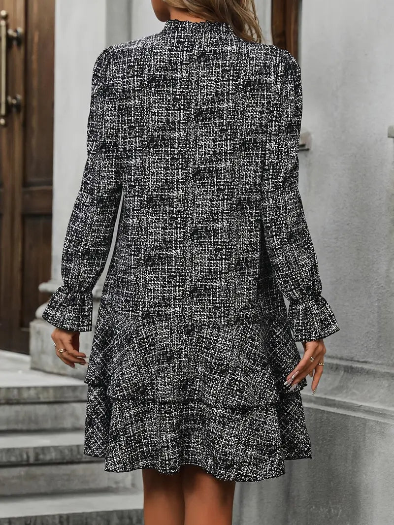 Abito a quadretti pronto per le vacanze con finiture femminili in pizzo