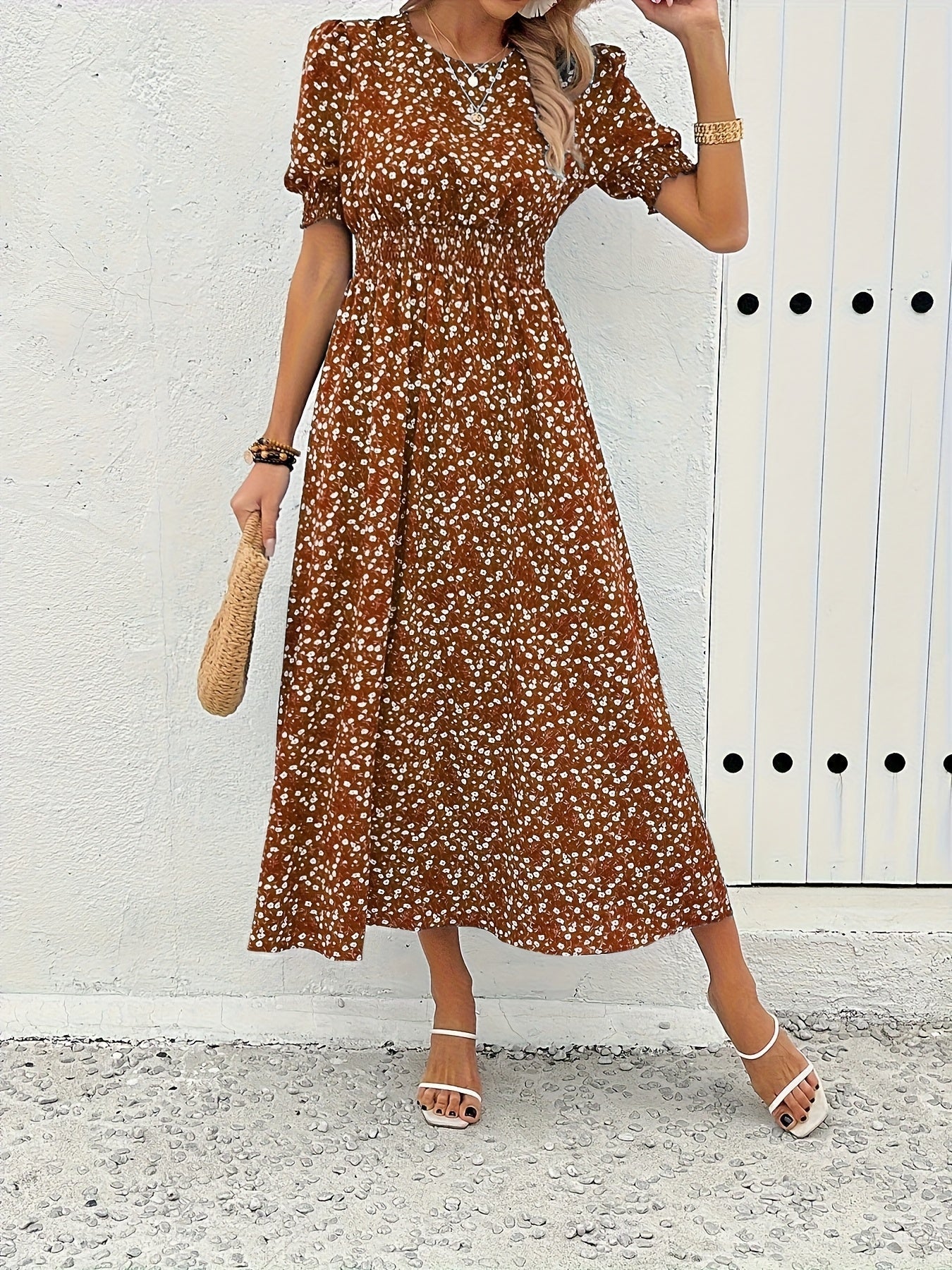 Elegante abito floreale, top aderente e gonna ampia