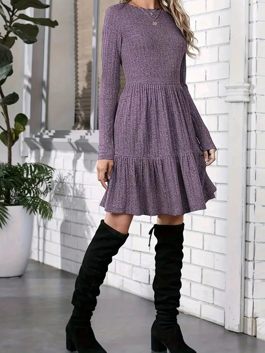 Abito semplice e senza tempo, con scollo rotondo e orlo increspato, che non lascia indifferenti.