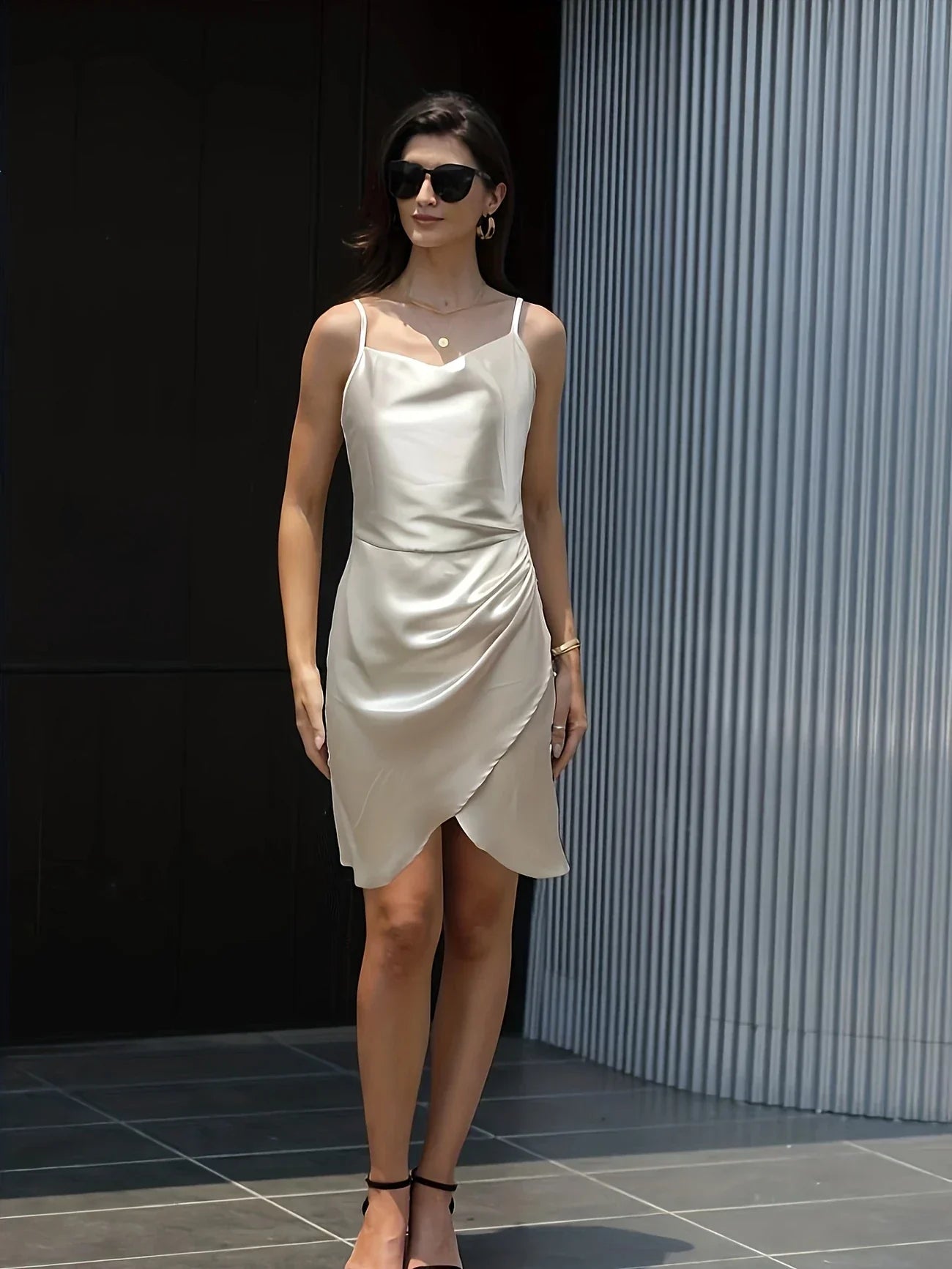 Elegante abito senza maniche - con vita alta e orlo asimmetrico, perfetto per l'estate e le occasioni di festa