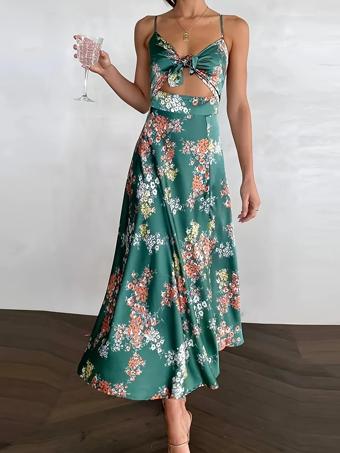 Maxi abito in raso francese - con motivo floreale, orlo asimmetrico, senza maniche, arioso ed elegante per le feste estive