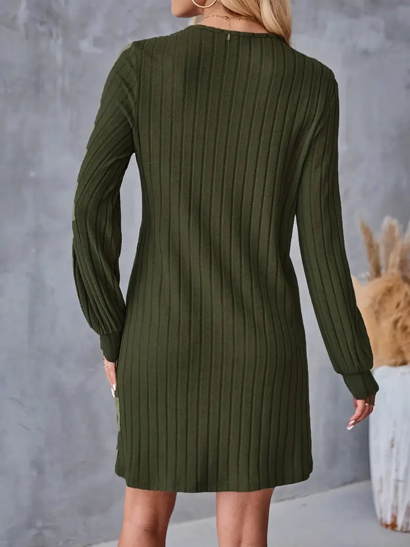 Elegante abito a coste con scollo a V - maniche lunghe con dettaglio di bottoni