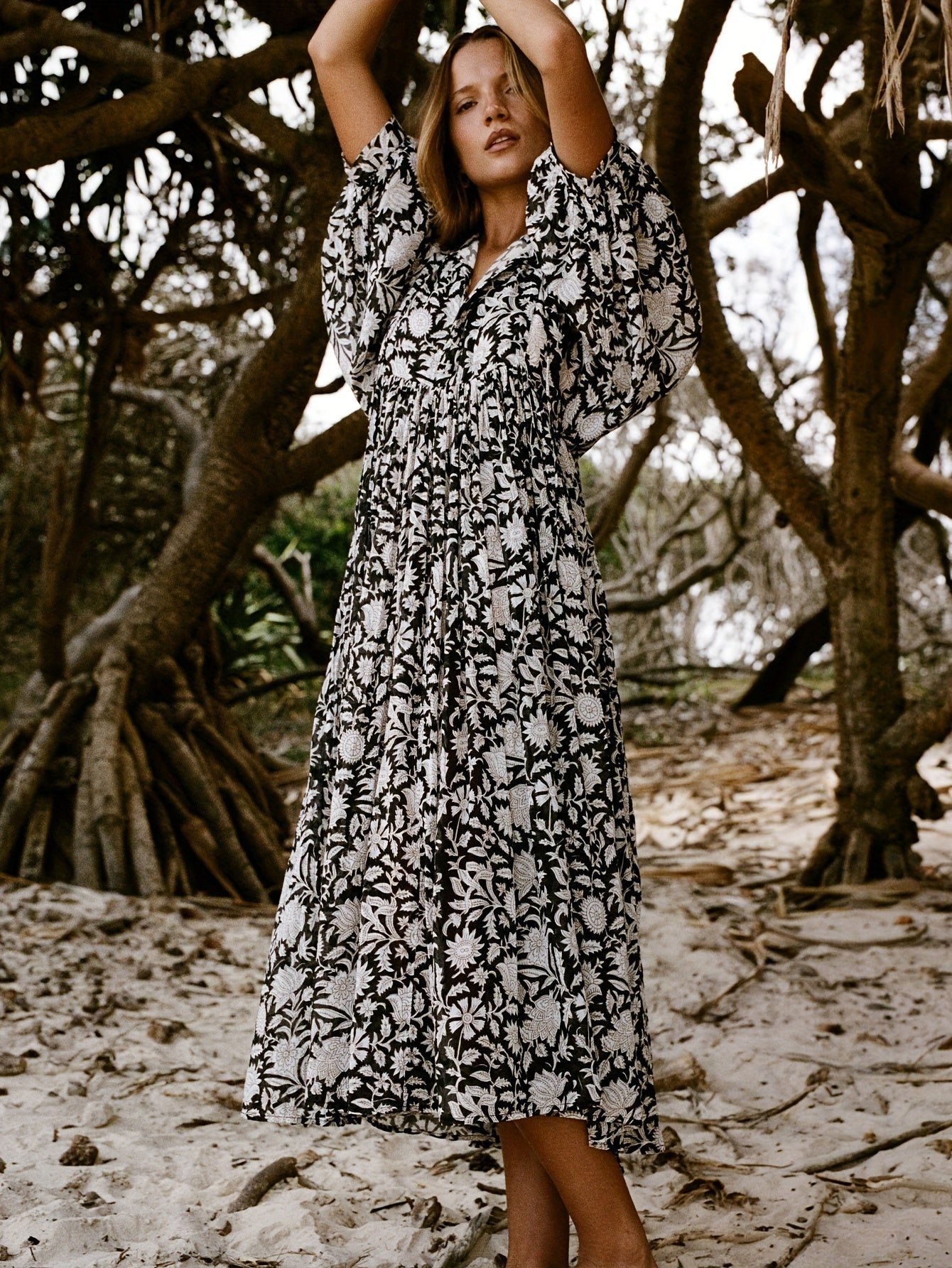 Abito floreale con scollo a V - Abito estivo arioso con maniche a lanterna