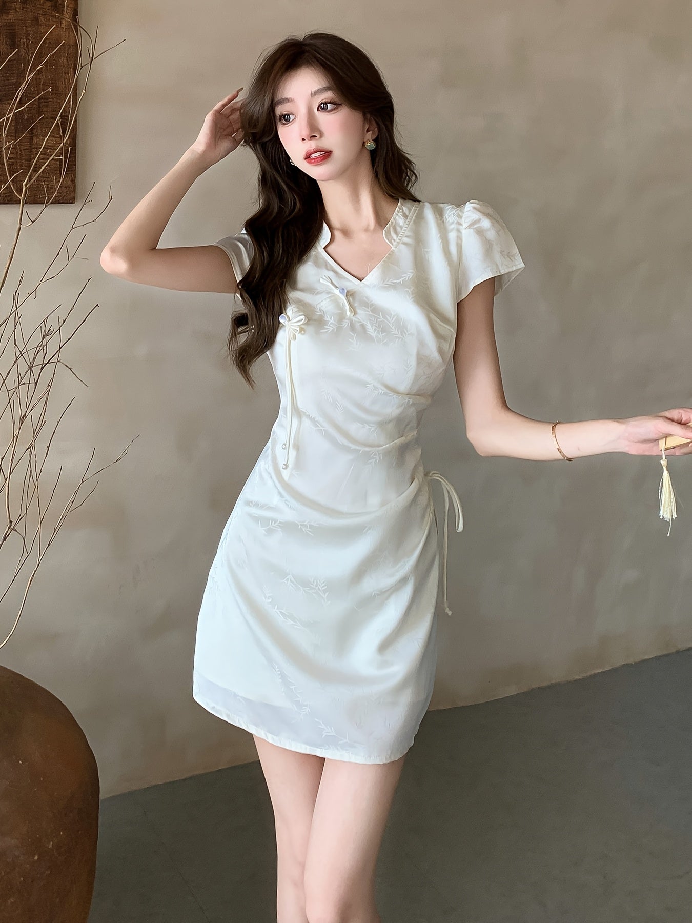 Elegante abito estivo in raso - Beige, scollo a V, maniche corte, coulisse in vita, linea ad A