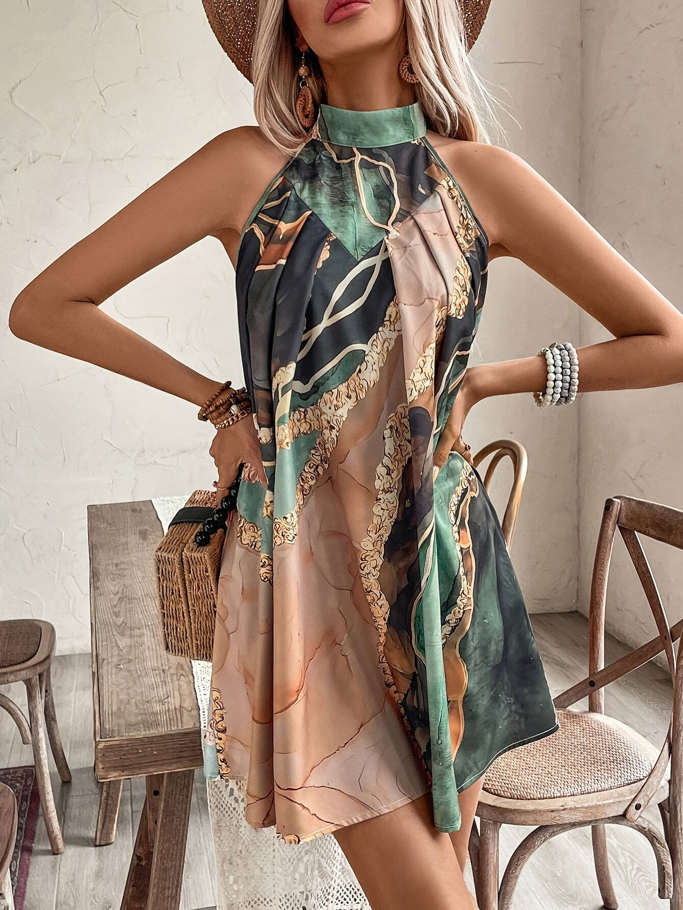 Abito midi con stampa, orlo asimmetrico e cintura in vita, con scollo a mezzaluna