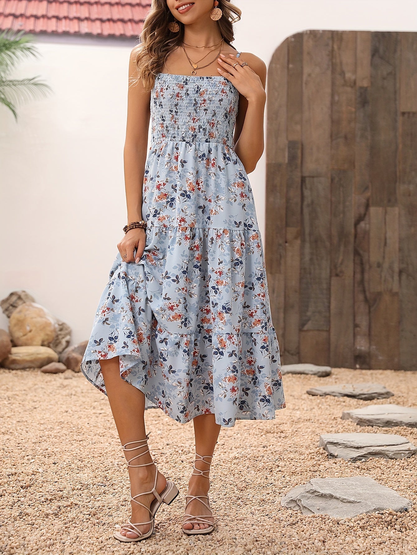 Abito estivo a fiori con spalline, arioso ed elegante