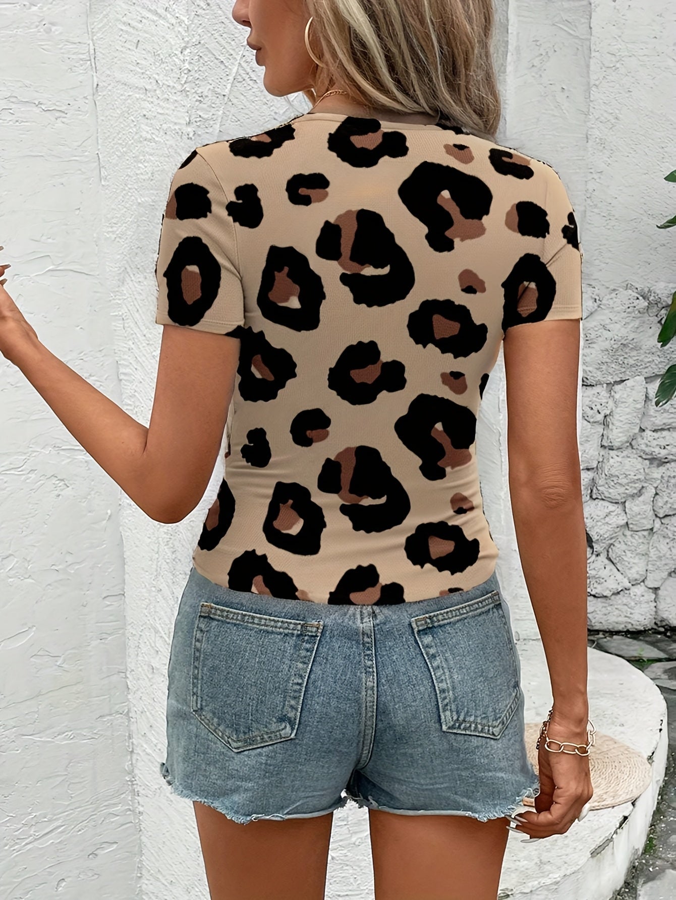 T-shirt estiva da donna con stampa leopardata - stile casual