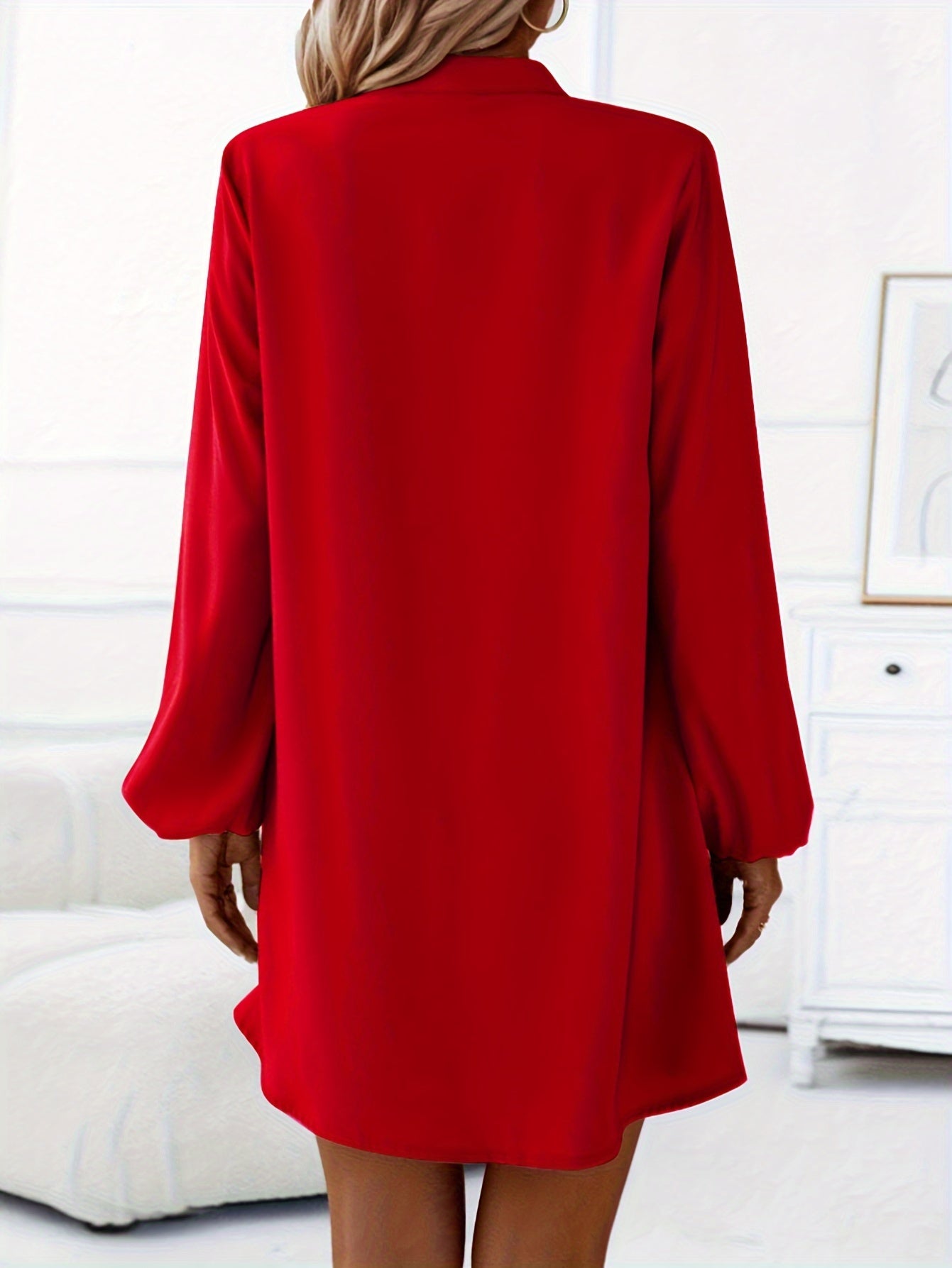 Abito chic a maniche lunghe con scollatura