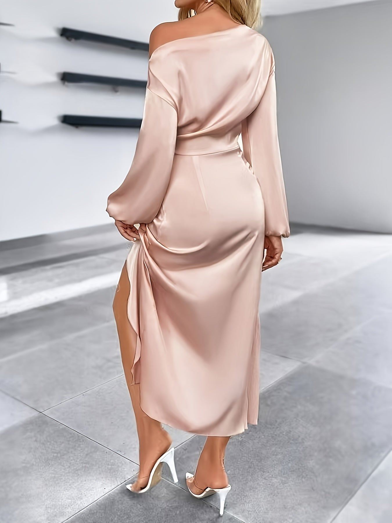 Abito in raso off-shoulder da donna - manica asimmetrica, spacco alto, vita a torciglione