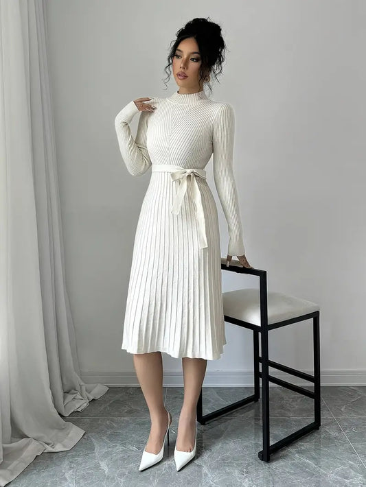 Abito in maglia di viscosa con collo alto e cintura di sicurezza