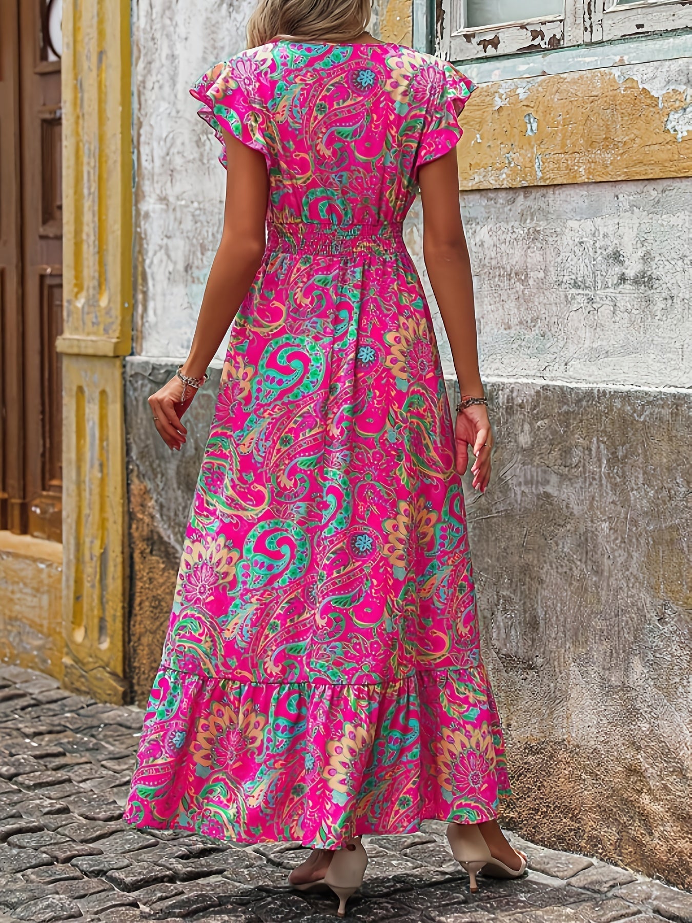 Abito midi rosa da donna con scollo a V e motivo paisley